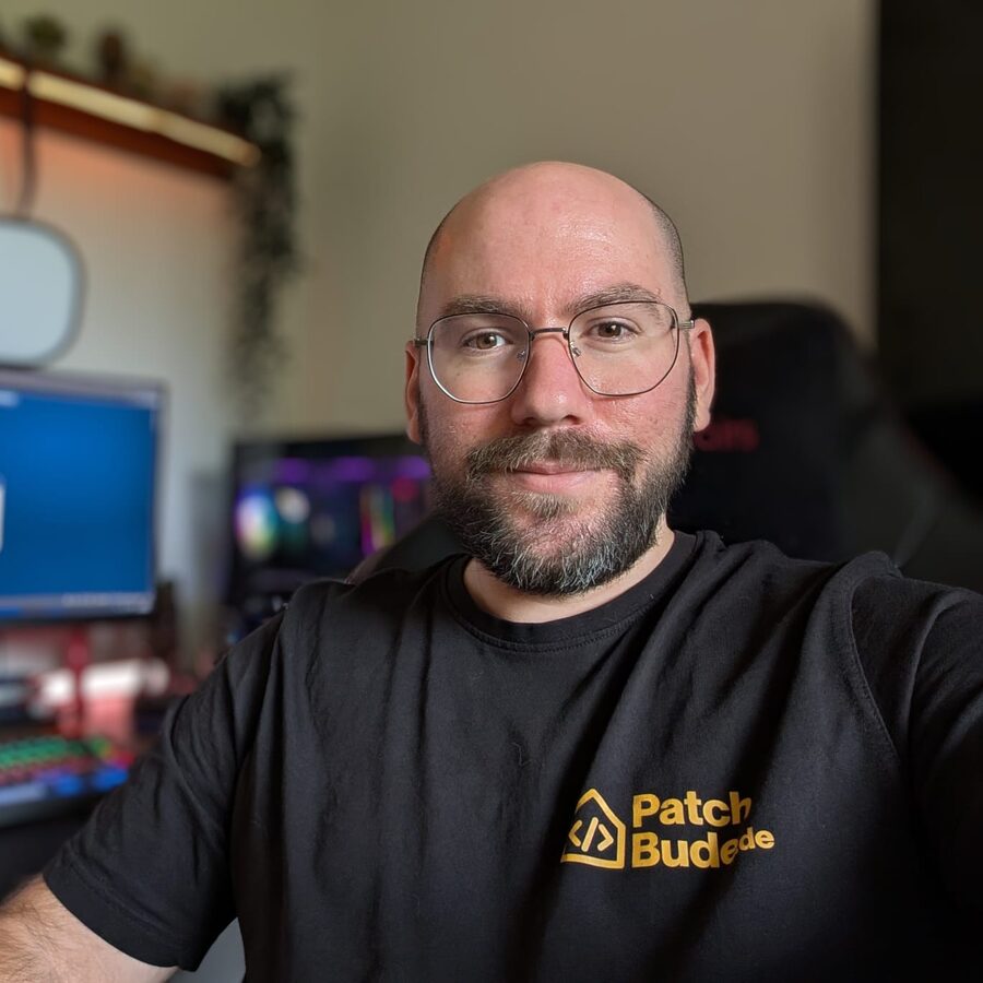Patrick, Inhaber der PatchBude, am Schreibtisch